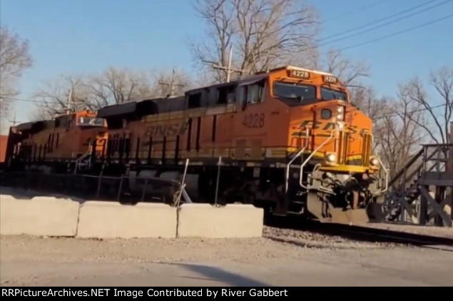 BNSF 4228